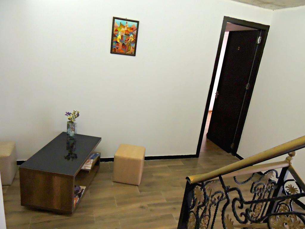Sunny Tiflis Hotel Bagian luar foto