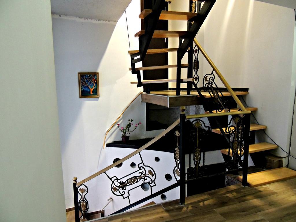 Sunny Tiflis Hotel Bagian luar foto