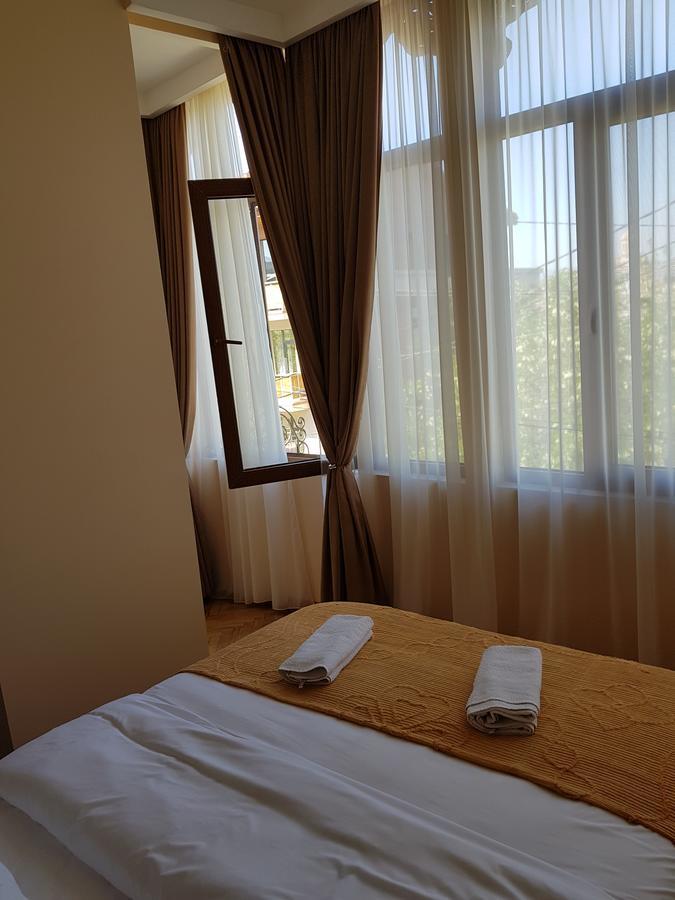 Sunny Tiflis Hotel Bagian luar foto