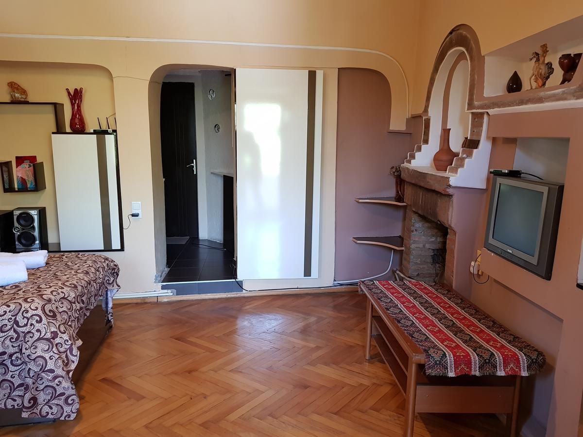 Sunny Tiflis Hotel Bagian luar foto