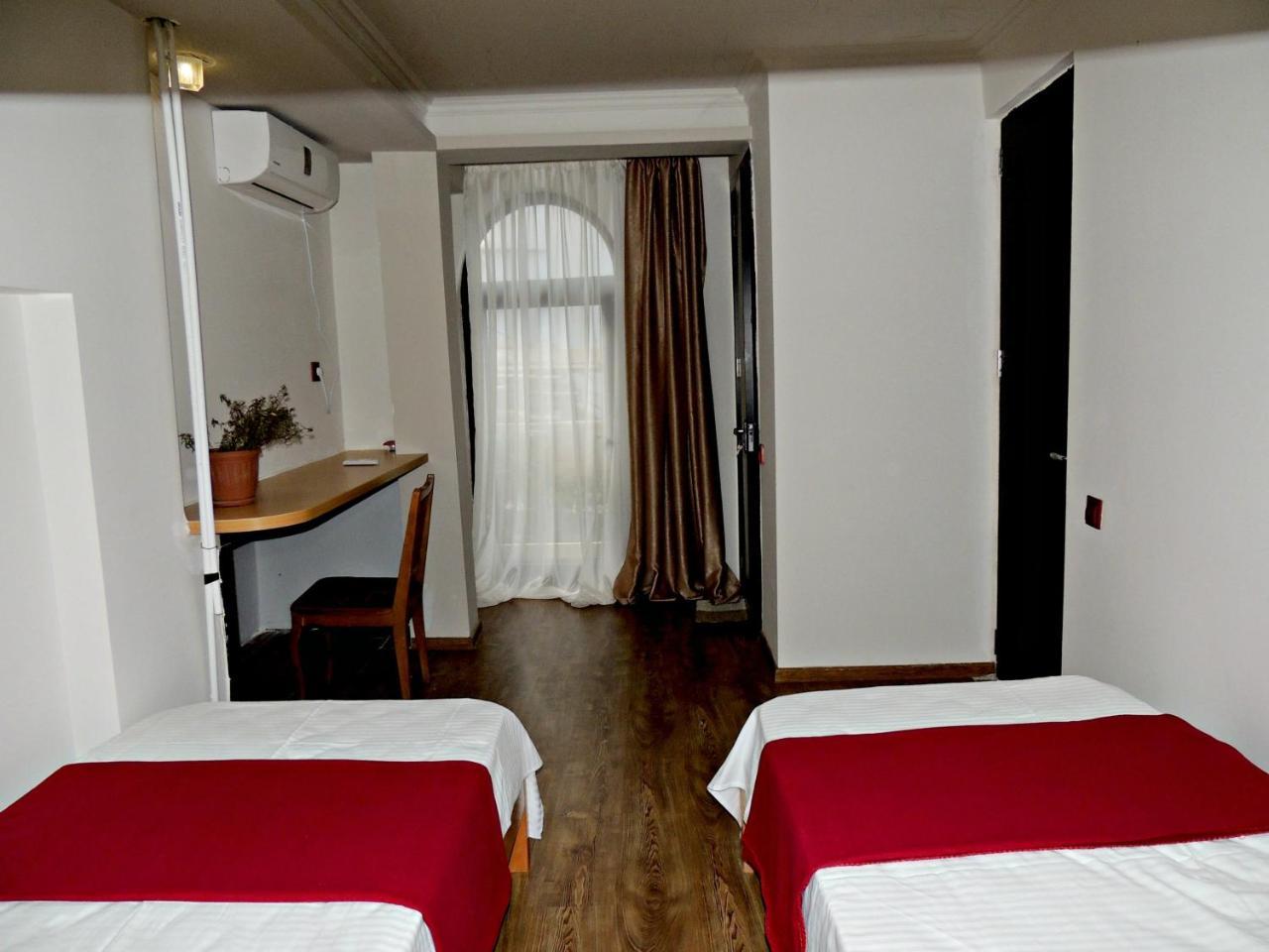 Sunny Tiflis Hotel Bagian luar foto