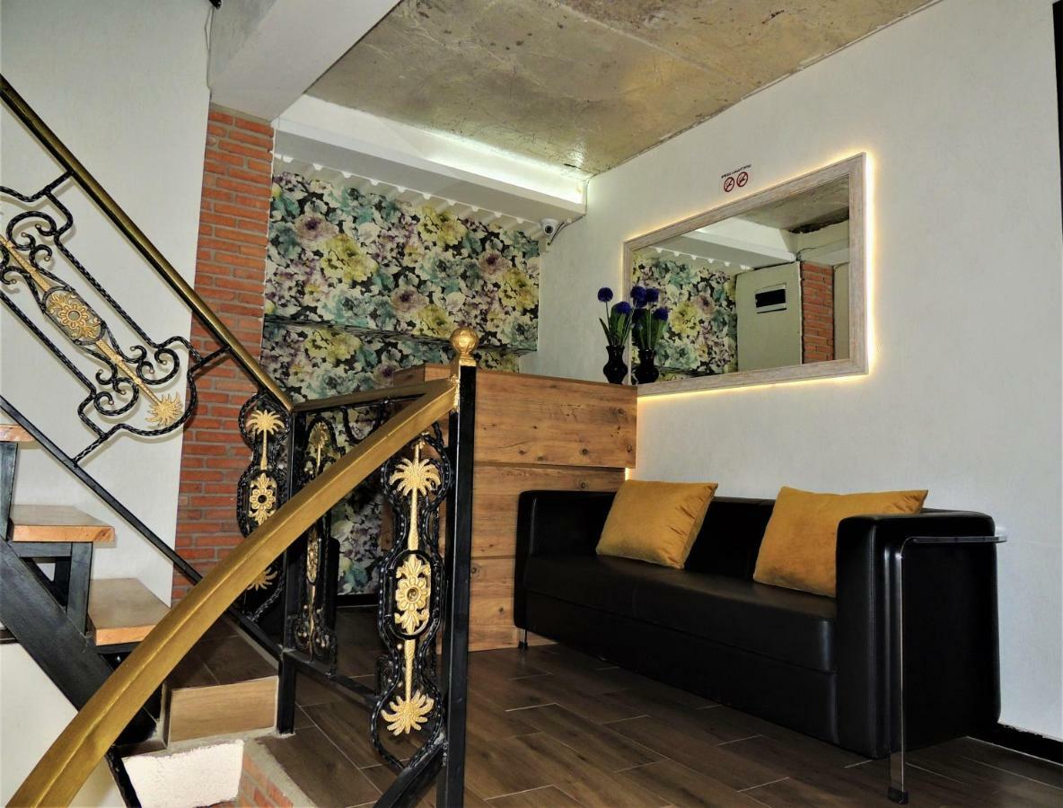 Sunny Tiflis Hotel Bagian luar foto